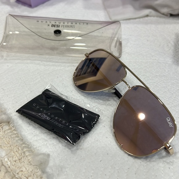 Like new Quay X Desi Perkins aviators - Picture 2 of 3